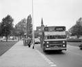 855100, Afbeelding van een autobus van stadsbuslijn 17 naar het Centraal Station, op een halte aan de Nijenoord te Utrecht. Op de achtergrond de St. Nicolaaskerk (Boerhaaveplein 1)., Gemeentearchief Utrecht, fotograaf