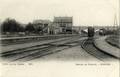 11901, Gezicht op het station van de H.IJ.S.M. (Hollandsche IJzeren Spoorweg-Maatschappij) te Rhenen, met rechts het viaduct in de Herenstraat / Grebbeweg en een stoomtramlocomotief van de O.S.M. (Ooster Stoomtram-Maatschappij).