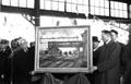 164366, Afbeelding van de aanbieding van een schilderij van het N.S. station Almelo op het perron van het N.S.-station Almelo ter gelegenheid van de opening van de geëlectrificeerde spoorlijn Amersfoort-Enschede., Nederlandse Spoorwegen, fotograaf
