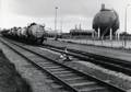 169082, Gezicht op het emplacement van het N.S.-station Putten te Putten, met rechts een gashouder., Nederlandse Spoorwegen, fotograaf