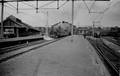 162571, Gezicht op het perron van het N.S.-station Amsterdam Weesperpoort te Amsterdam, met een vertrekkende trein getrokken door een stoomlocomotief uit de serie 3700/3800 van de N.S. Rechts een electrisch treinstel mat. 1936., Onbekend
