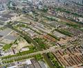 840473, Luchtfoto van het Veilinghaventerrein te Utrecht, vanuit het zuiden. Rechtsonder bebouwing in de Rivierenwijk; links de Kanaalweg met bebouwing; rechtsboven de Croeselaan met daarachter het spoorwegemplacement van het Centraal Station., Fotodienst GAU, fotograaf