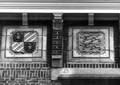 156174, Afbeelding van de wapenschilden van de provincies Groningen (links) en Friesland (rechts) op de voorgevel van het N.S.-station Maastricht te Maastricht., Nederlandse Spoorwegen, fotograaf