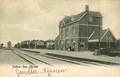 162890, Gezicht op het N.O.L.S.-station Gasselternijveen te Gasselternijveen, met links het nevengebouw en geheel links de watertoren.