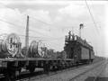 166408, Afbeelding van een montagewagen tijdens draadtrekken in verband met het herstel van de bovenleiding bij het N.S.-station Ede-Wageningen te Ede., Gerdessen, D.C. (Nederlandse Spoorwegen), fotograaf