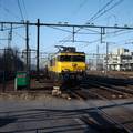 849417, Afbeelding van de electrische locomotief nr. 1629 (serie 1600) van de N.S. met een trein naar Duitsland bij aankomst op het N.S.-station Utrecht C.S. te Utrecht., Peeters, N.M., fotograaf/schilder