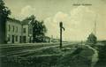 164995, Gezicht op het N.S.-station Susteren te Susteren, met in het midden een waterkolom en rechts één van de dienstgebouwen van het rangeerterrein.