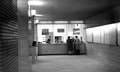 163895, Interieur van het (verbouwde) N.S.-station Den Haag H.S. te Den Haag: loketbalie met de loketten 9 -11., Gerdessen, D.C. (Nederlandse Spoorwegen), fotograaf