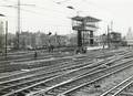 502532, Gezicht op het emplacement aan de noordzijde van het N.S.-station Utrecht C.S. te Utrecht, met het in aanbouw zijnde nieuwe seinhuis Post A en rechts op de achtergrond het oude seinhuis Post A., Hoekstra, J., fotograaf