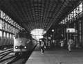 171411, Afbeelding van een electrisch treinstel mat. 1954 van de N.S. langs het perron onder de perronkap van het N.S.-station Den Haag H.S. te Den Haag., Nederlandse Spoorwegen, fotograaf