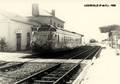 Un Autorail stationne en gare de LAQUEUILLE en 1958 (Puy-de-Dôme).