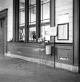 166137, Interieur van het N.S.-station Workum te Workum: loketbalie in de hal., Nederlandse Spoorwegen, fotograaf