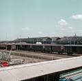 849185, Gezicht op het goederenemplacement bij het N.S.-station Utrecht C.S. vanaf de Mineurslaan te Utrecht, met op de achtergrond de perronkappen van het Centraal Station (voor de doorsnijding door de Traverse)., Dam, H., fotograaf