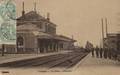 TRAPPES (S. et O.) - La gare, arrivée d'un train.