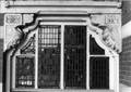 155122, Afbeelding van twee gebeeldhouwde consoles boven een deur met een glas-in-lood bovenlicht van het N.S.-station Groningen te Groningen., Nederlandse Spoorwegen, fotograaf