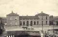 13827, Gezicht op de voorgevel van het station te Nieuwersluis (gemeente Loenen aan de Vecht) uit het oosten.