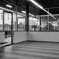 152405, Interieur van het N.S.-station Bunde te Bunde: hal met loketbalie., Nederlandse Spoorwegen, fotograaf