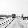 151344, Afbeelding van een diesel-electrisch treinstel DE 2 (serie 61-106 / Blauwe Engel) van het besneeuwde N.S.-station Workum te Workum., Nederlandse Spoorwegen, fotograaf