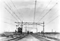 167134, Gezicht op het emplacement van het N.S.-station Zaandam te Zaandam, met asymmetrische bovenleidingsportalen en links het seinhuis Post I., Onbekend