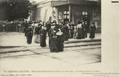 CHATEAU-GONTIER (Mayenne) - Départ des Religieuses Ursulines, 16 août 1905 - La foule arrivant à la gare - Editeur : J.Malicot, photographe à Sablé-sur-Sarthe n°2.