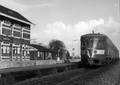 155083, Afbeelding van een diesel-electrisch treinstel DE 2 ("Blauwe Engel") van de N.S. langs het perron van het  N.S.-station Warffum te Warffum., Nederlandse Spoorwegen, fotograaf