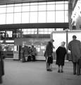 166162, Interieur van het N.S.-station Utrecht C.S. te Utrecht: hal, met vertrektijdenborden en plaatskaartenautomaten., Nederlandse Spoorwegen, fotograaf