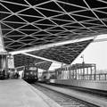 166202, Gezicht op de perronkap en het in aanbouw zijnde tweede perron van het nieuwe N.S.-station Tilburg te Tilburg, met links de electrische locomotief nr. 1126 (serie 1100) van de N.S., Nederlandse Spoorwegen, fotograaf