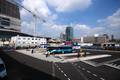 814823, Gezicht het tijdelijke Busstation West aan de Mineurslaan te Utrecht, met op de achtergrond de in aanbouw zijnde Stadskantoor, de OV-terminal en het Centraal Station., Het Utrechts Archief, fotograaf