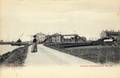 13823, Gezicht op de Oostkanaaldijk te Nieuwersluis (gemeente Loenen aan de Vecht) uit het zuidoosten; met op de achtergrond het station en de voetgangersbrug over het Merwedekanaal.