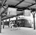 854245, Afbeelding van een electrisch treinstel mat. 1946 van de N.S. langs het perron van het N.S.-station Utrecht C.S., met centrale treinaanwijzers., Nederlandse Spoorwegen, fotograaf