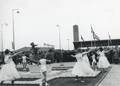 171112, Afbeelding van de opvoering van een ballet rond de beeldengroep op het voorplein tijdens de opening van het nieuwe N.S.-station Beverwijk., Hessels, L. (Nederlandse Spoorwegen), fotograaf