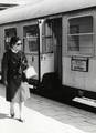 168271, Afbeelding van een treinreizigster op het perron van het N.S.-station Utrecht C.S. te Utrecht bij de internationale trein van Amsterdam naar Bad Wildungen., Nederlandse Spoorwegen, fotograaf
