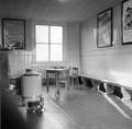 166064, Interieur van het N.S.-station Arkel te Arkel: wachtkamer., Nederlandse Spoorwegen, fotograaf