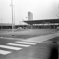 150164, Gezicht op het  stationsplein en het N.S.-station te Beverwijk., Nederlandse Spoorwegen, fotograaf
