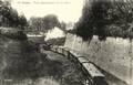 313 - BREST (Finistère) - Le tramway départemental dans les douves - Editeur : Y. Le Bourdonnès, photographe (collection particulière Bernard Rozé avec son aimable autorisation).
