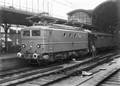 151104, Afbeelding van de electrische locomotief nr. 1101 (serie 1100) in turkooise beschildering met rijtuigen van de N.S. langs een perron van het N.S.-station Utrecht C.S. te Utrecht., Gerdessen, D.C. (Nederlandse Spoorwegen), fotograaf