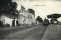 AUBIGNE-RACAN (Sarthe) - La gare d'Aubigné et le train - Editeur : Perreau.