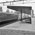846583, Gezicht op het nieuwe perron van het N.S.-station Driebergen-Zeist te Driebergen-Rijsenburg. Links de speciale feesttrein ter gelegenheid van de opening: een splinternieuw diesel-electrisch treinstel DE3 (plan U)., Hessels, L. (Nederlandse Spoorwegen), fotograaf