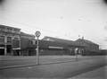 43249, Gezicht op de rijwielstalling bij het Centraal Station (Stationsplein) te Utrecht. Op de achtergrond de bestelgoederenloods., Jochmann Disco, fotograaf