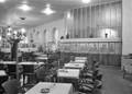 153730, Interieur van het N.S.-station Utrecht C.S. te Utrecht: wachtkamer met restauratie 2e klasse., Hessels, L. (Nederlandse Spoorwegen), fotograaf