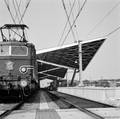 854529, Gezicht op het in aanbouw zijnde nieuwe N.S.-station Tilburg te Tilburg, met links de electrische locomotief nr. 1126 (serie 1100) van de N.S., Nederlandse Spoorwegen, fotograaf