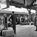 849068, Afbeelding van de aankomst van een groep Italiaanse mannen (gastarbeiders?) met een D-trein op het perron van het N.S.-station Utrecht C.S. te Utrecht., Nederlandse Spoorwegen, fotograaf