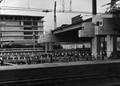 154427, Gezicht op de in aanbouw zijnde Traverse over de perrons van het N.S.-station Utrecht C.S. te Utrecht met op de achtergrond het Beatrixgebouw van de Jaarbeurs., Nederlandse Spoorwegen, fotograaf