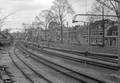 20024, Gezicht op het emplacement van het N.S.-station Utrecht Maliebaan (Nederlands Spoorwegmuseum) te Utrecht, uit het zuiden, met op de achtergrond enkele huizen aan de Wagenstraat., Smilda, G.J.C.A., fotograaf