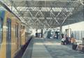 155918, Gezicht op het perron en de perronkap van het N.S.-station Breda te Breda met langs het perron twee gekoppelde electrische treinstellen plan V (mat. 1964) van de N.S., Nederlandse Spoorwegen, fotograaf