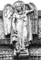 156084, Afbeelding van een sculptuur voorstellende de engel Raphael, aan of in de nabijheid van het N.S.-station 's-Hertogenbosch te 's-Hertogenbosch., Nederlandse Spoorwegen, fotograaf