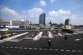 814825, Gezicht op het tijdelijke Busstation West aan de Mineurslaan te Utrecht. Op de achtergrond het zuidelijke deel van het Centraal Station en het 4e Administratiegebouw (midden, HGB IV, Laan van Puntenburg 100)., Het Utrechts Archief, fotograaf