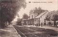 SAINT-JUNIEN (Haute-Vienne) - Intérieur de la gare, l'arrivée d'un train.