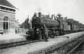 160892, Afbeelding van een stoomlocomotief uit de serie 4300/4400/4500 ("Austerities") van de N.S. met een trein op het N.S.-station Waalwijk te Waalwijk., Onbekend