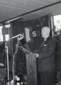 171102, Afbeelding van commissaris van de Koningin in de provincie Noord-Holland dr. M.J. Prinsen tijdens zijn toespraak bij de opening van het nieuwe N.S.-station Beverwijk., Hessels, L. (Nederlandse Spoorwegen), fotograaf